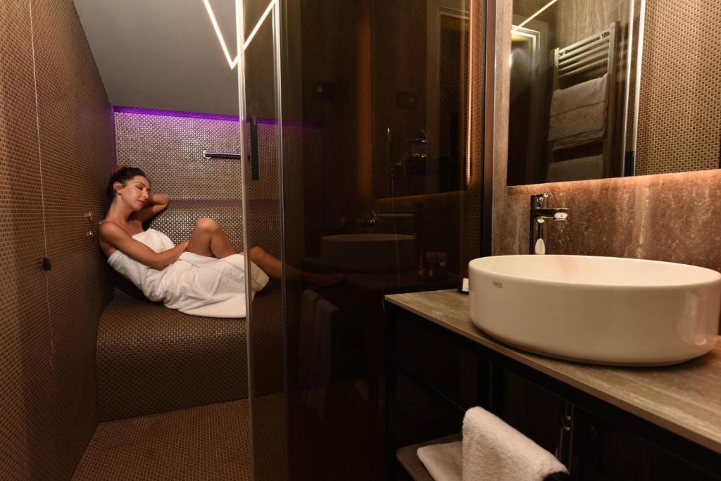 A bathroom at Rosa Salva Hotel