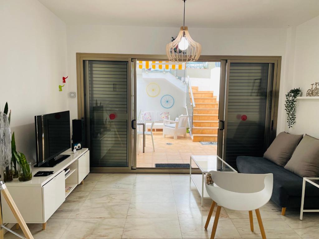 Televízia a/alebo spoločenská miestnosť v ubytovaní Apartamento Morrocoy