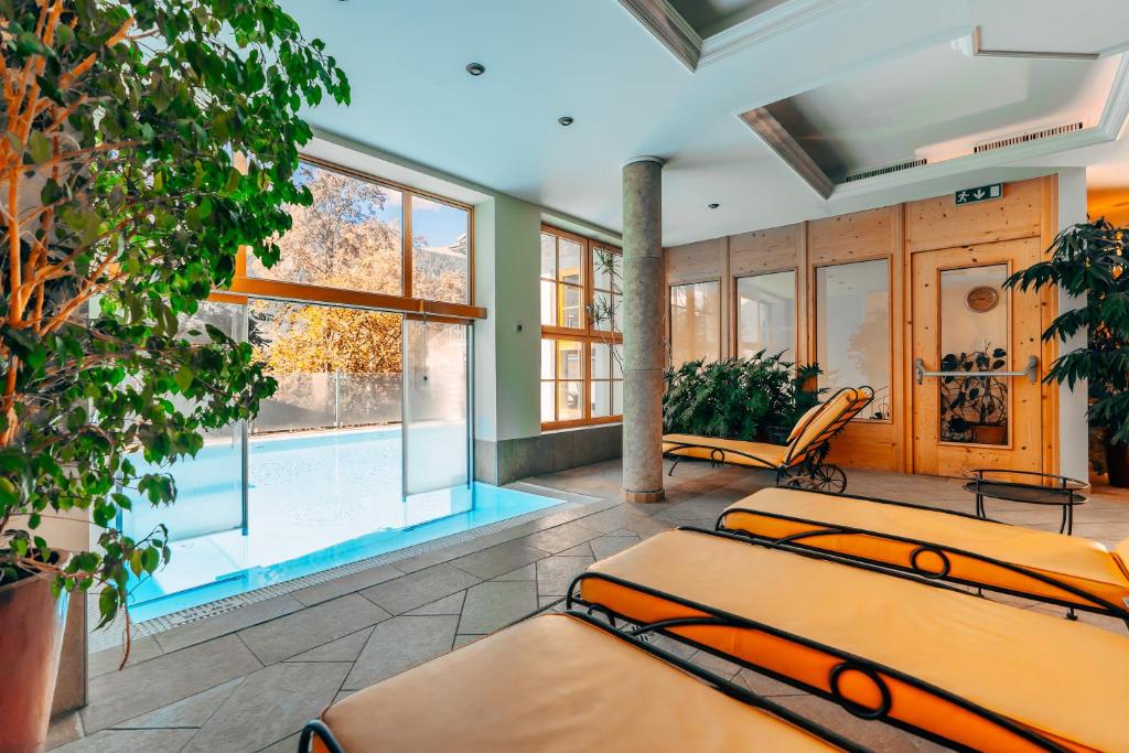 Bazén v ubytování POST POST Hotel - Alpine Boutique Hotel & Spa nebo v jeho okolí