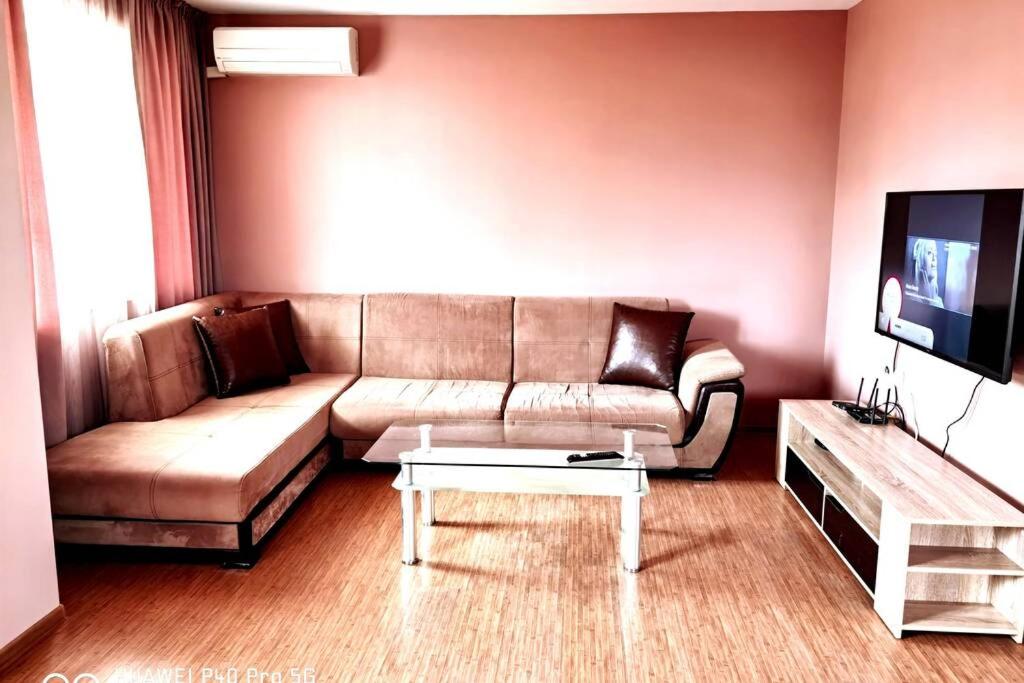 ein Wohnzimmer mit einem Sofa und einem Couchtisch in der Unterkunft Апарт хотел Мелани in Plowdiw