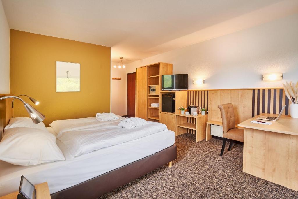Ein Bett oder Betten in einem Zimmer der Unterkunft Parkhotel Nümbrecht
