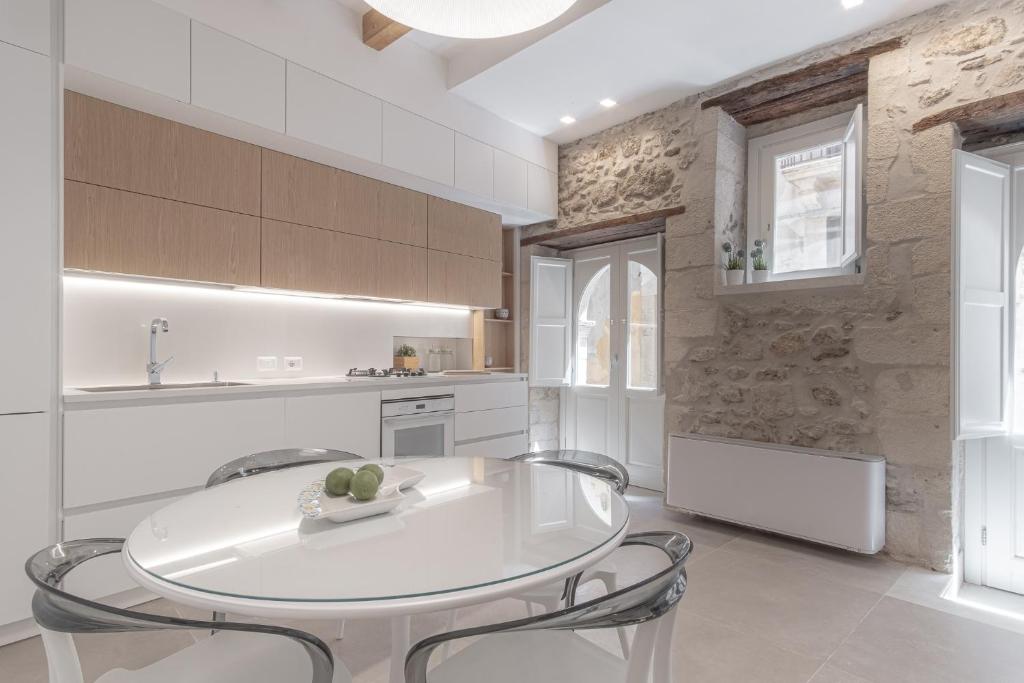 A kitchen or kitchenette at Casa Zummo Ortigia Luxury Apartment