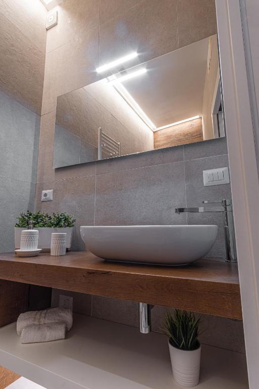 A bathroom at Casa Zummo Ortigia Luxury Apartment