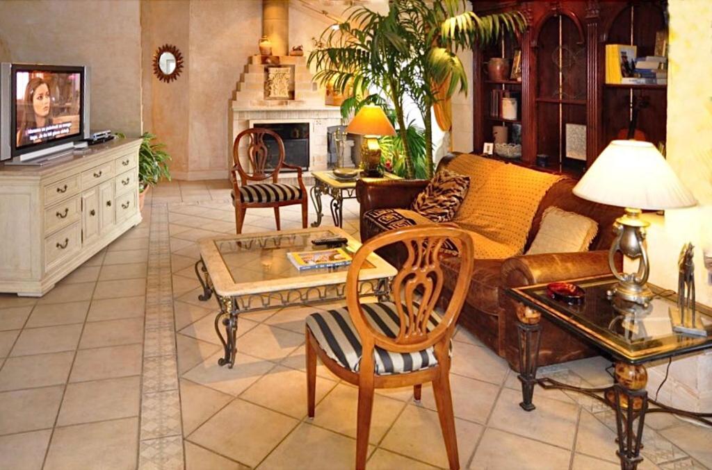 - un salon avec un canapé et une table dans l'établissement VILLA MARJAN - 3 bdr, 3 bath, parking, à Split
