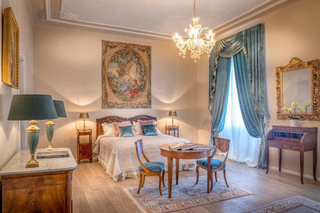 A bed or beds in a room at Palazzo Cavagna Sangiuliani