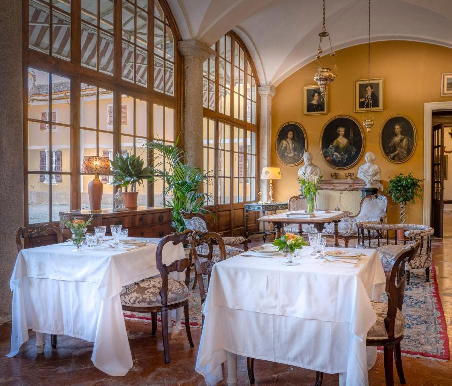 A restaurant or other place to eat at Palazzo Cavagna Sangiuliani