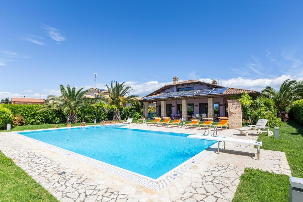una piscina en el patio trasero de una casa en Villa Sara, en San Costanzo