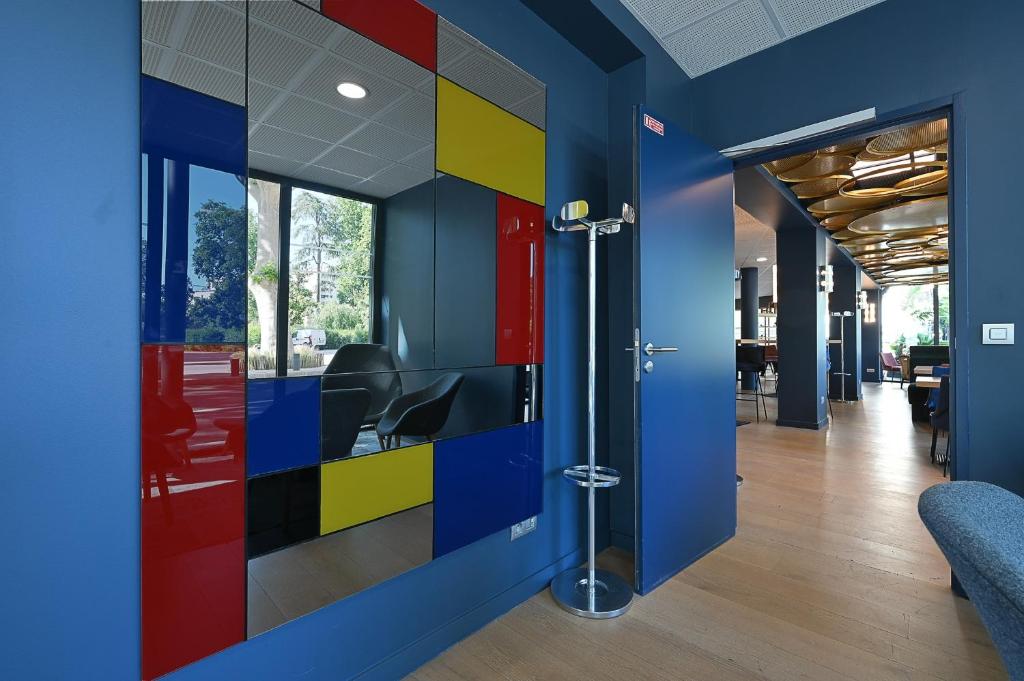 Телевизор и/или развлекательный центр в Dali Hôtel Perpignan - Restaurant