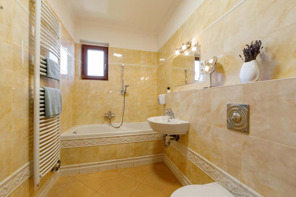 Kúpeľňa v ubytovaní Villa Muzsa Deluxe