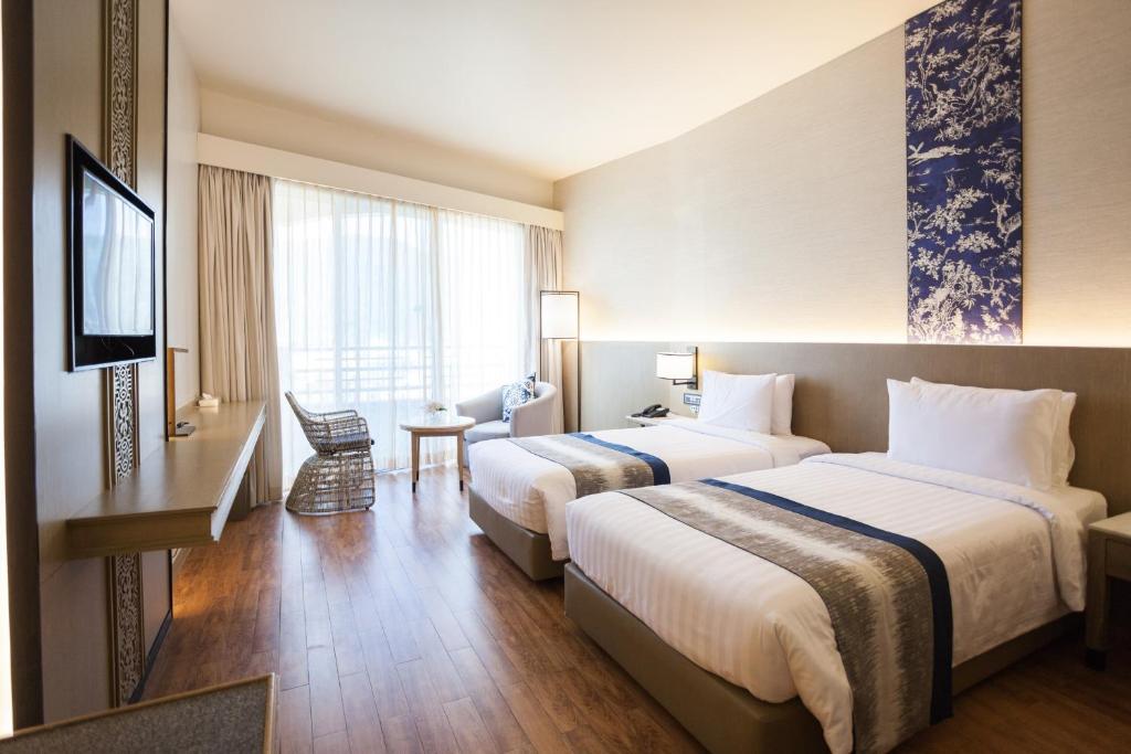 Postel nebo postele na pokoji v ubytování The Royal Paradise Hotel & Spa - SHA Extra Plus