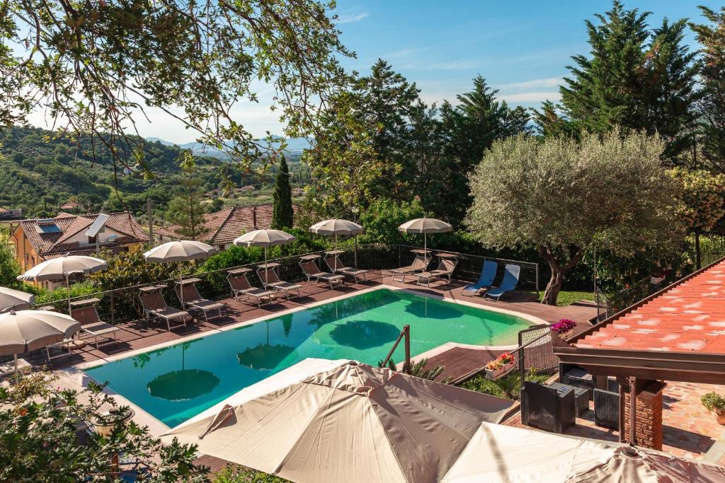 an image of a swimming pool with chairs and umbrellas at B&B La Mortella in Albanella