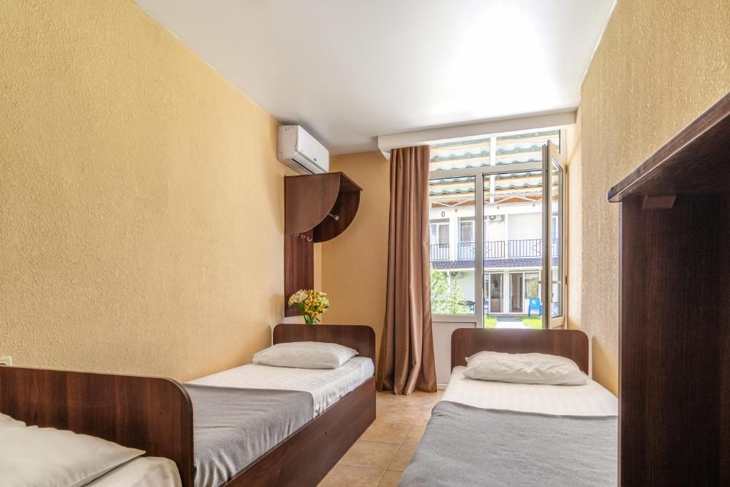 Postel nebo postele na pokoji v ubytování Santorini Beach Hotel Koblevo