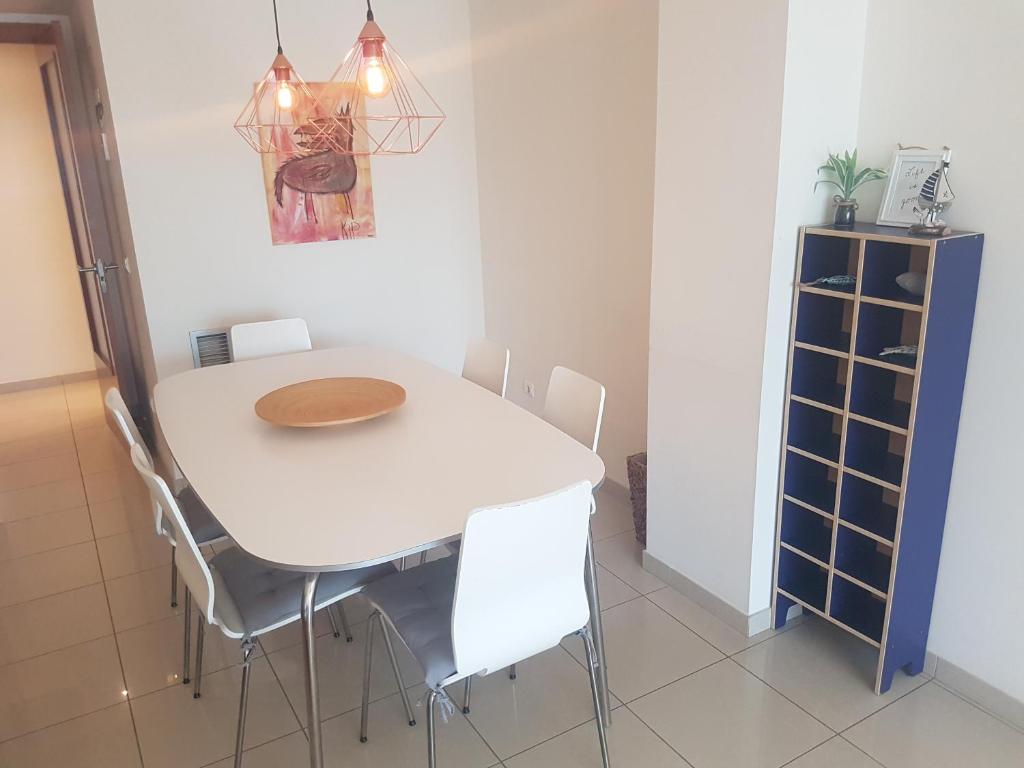 A kitchen or kitchenette at Beautiful apartment 75m2 with view at the beach, pool, parking