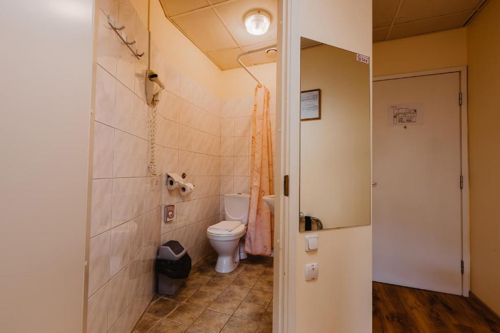 Koupelna v ubytování Aleksandri Hotel