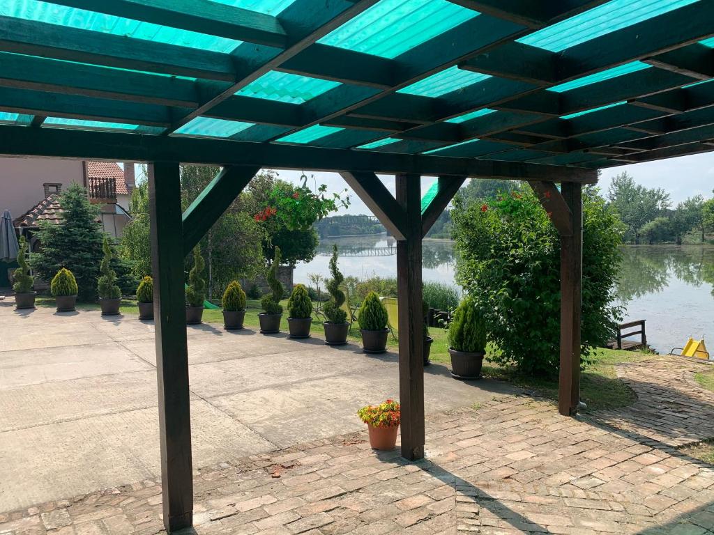 Výhled na řeku, která protéká v blízkosti apartmánu