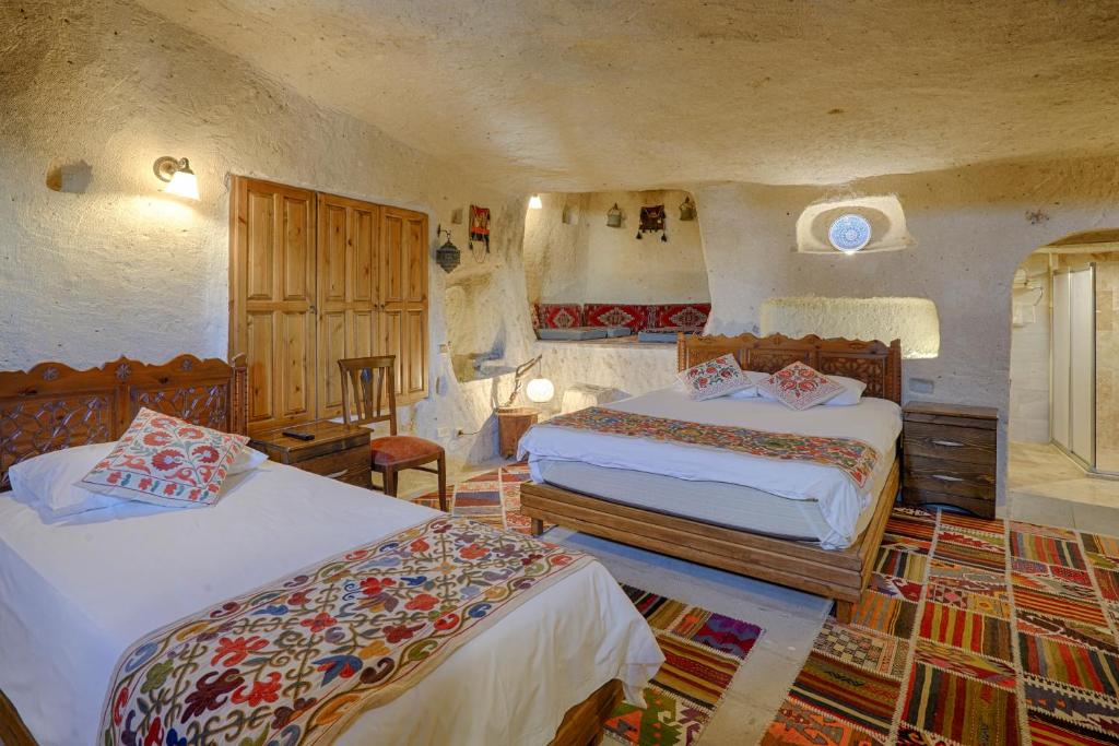 A bed or beds in a room at Tulip Cave Suites