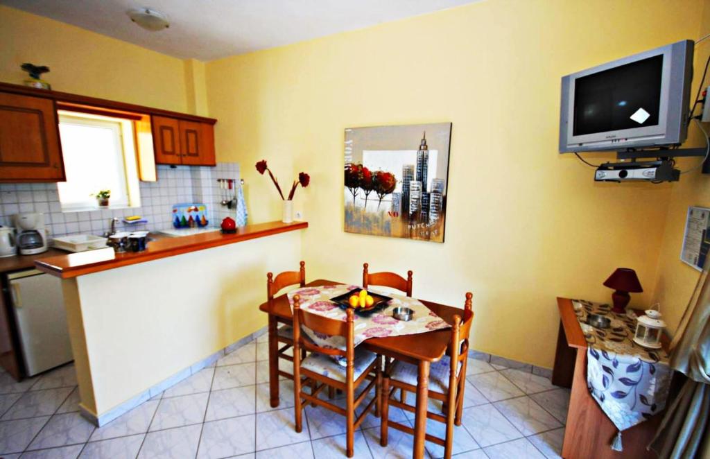 Kuchyň nebo kuchyňský kout v ubytování Agios Georgios - 2 Beds - Sleeps 5 - Free Parking
