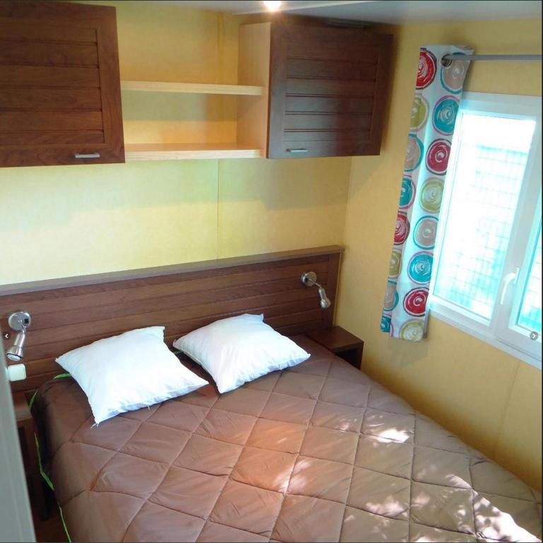 Postel nebo postele na pokoji v ubytování CAMPING LE RUPE