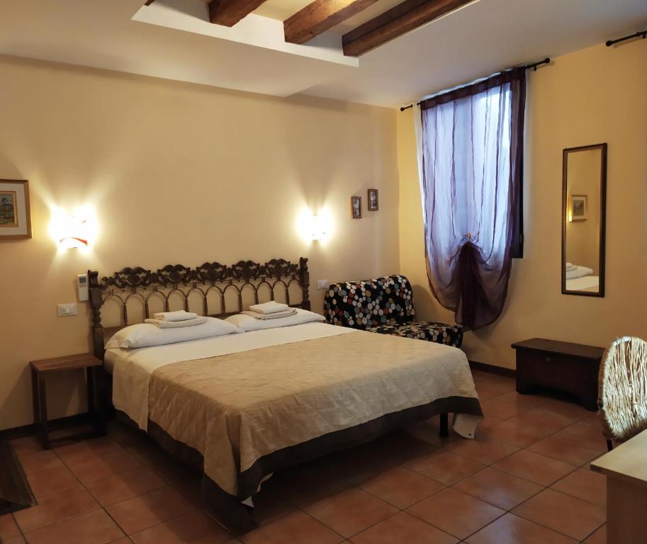 una camera con un grande letto e una finestra di Cà Tron Apartment next to Rialto bridge a Venezia