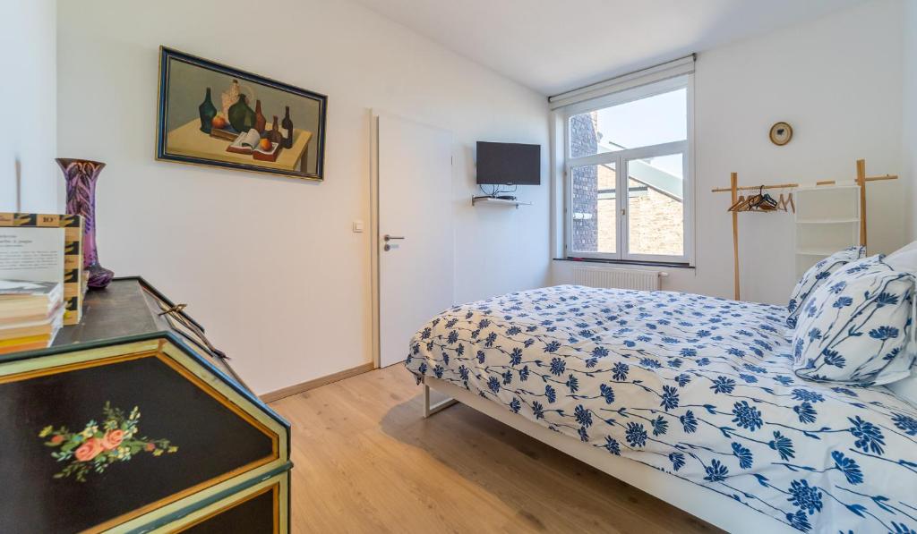 a bedroom with a bed and a window at Lyves Two in Liège