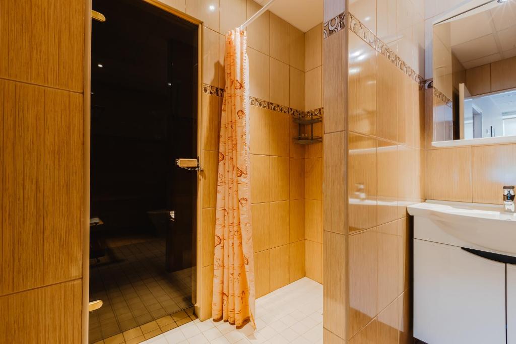 Koupelna v ubytování Aleksandri Hotel