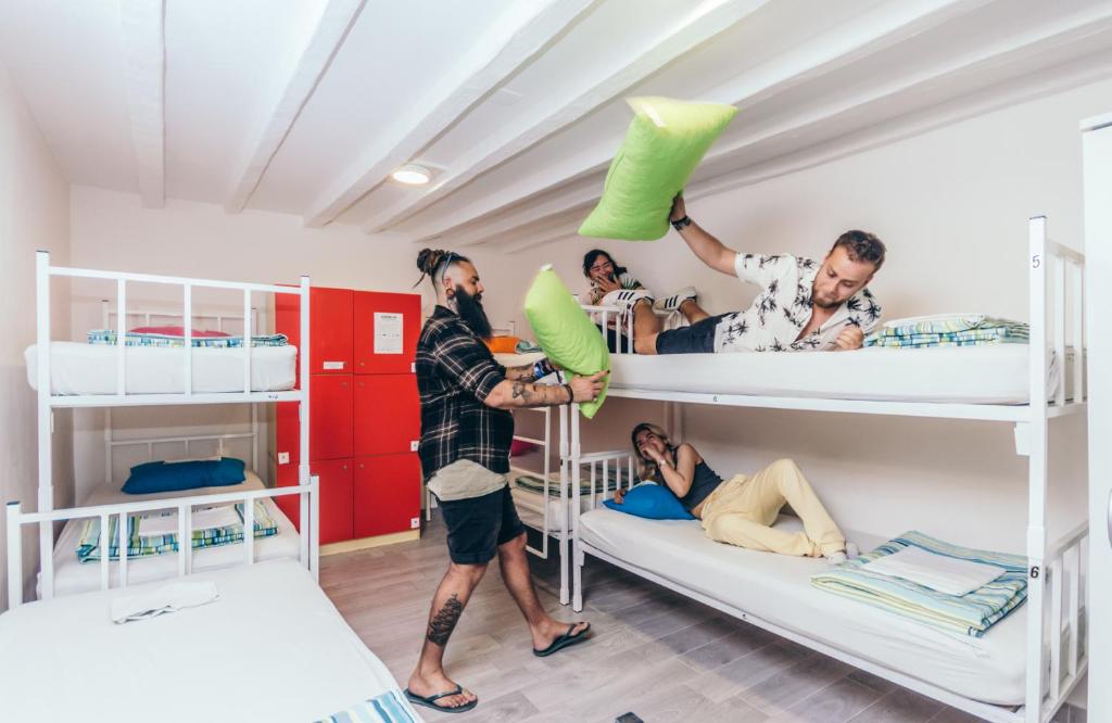 Hosté ubytování Booze & Snooze Social Hostel