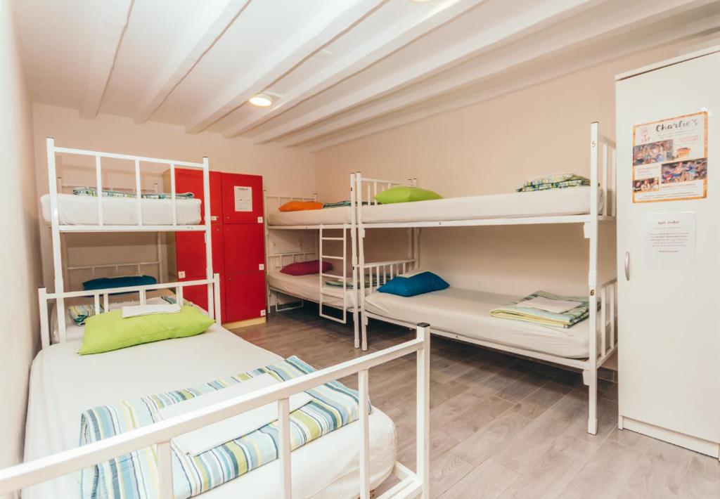 Postel nebo postele na pokoji v ubytování Booze & Snooze Social Hostel