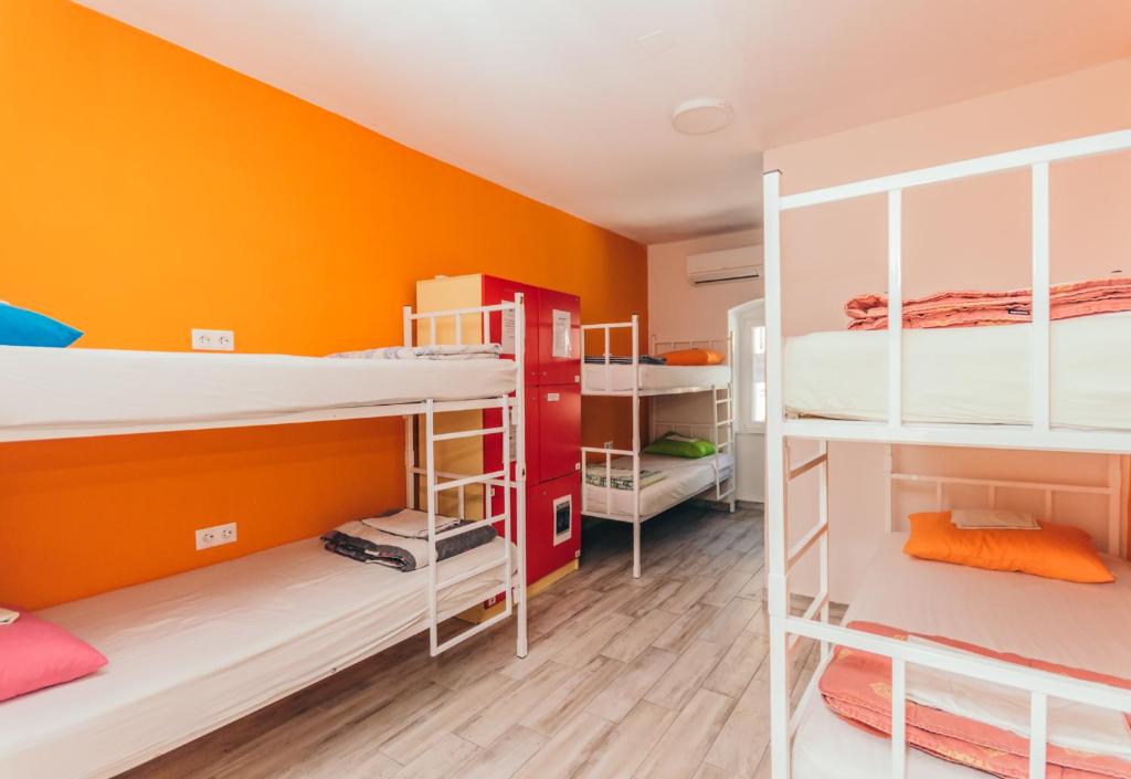 Postel nebo postele na pokoji v ubytování Booze & Snooze Social Hostel