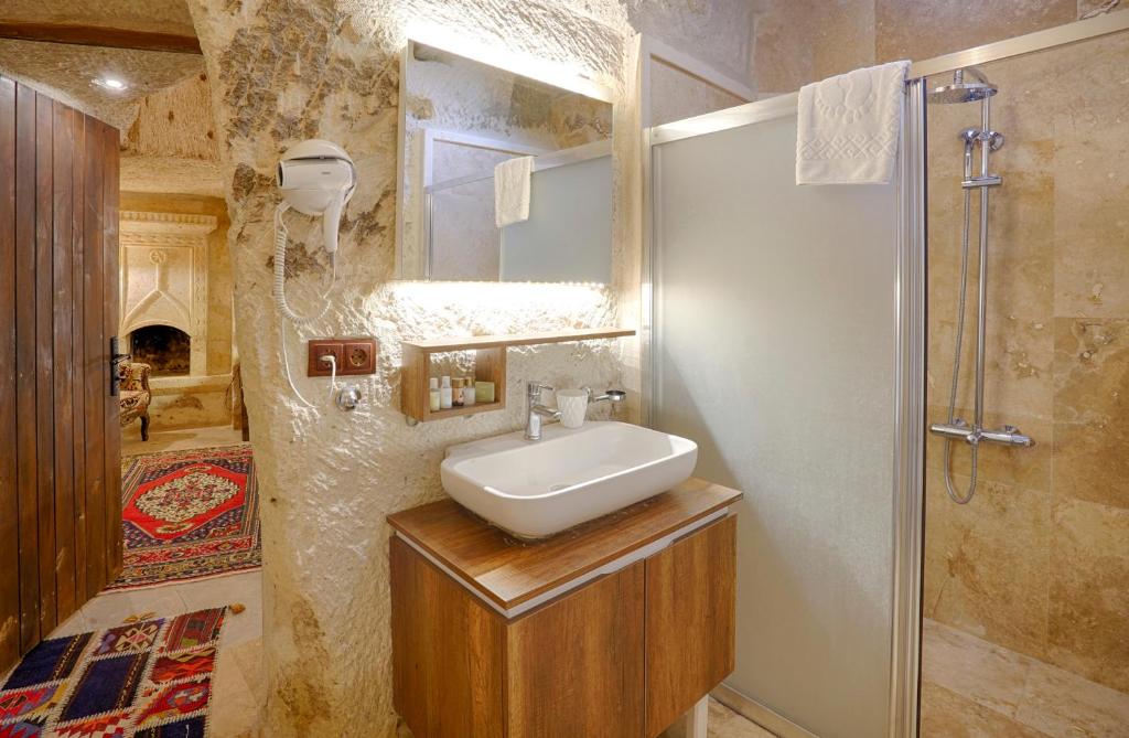 A bathroom at Tulip Cave Suites