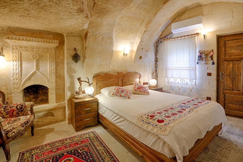 A bed or beds in a room at Tulip Cave Suites