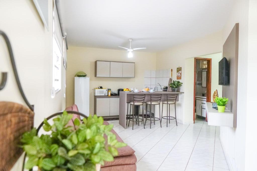 a kitchen and living room with a couch and a table at Ypê Flats e Containers in Bonito