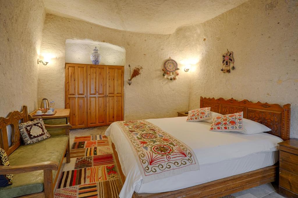 A bed or beds in a room at Tulip Cave Suites