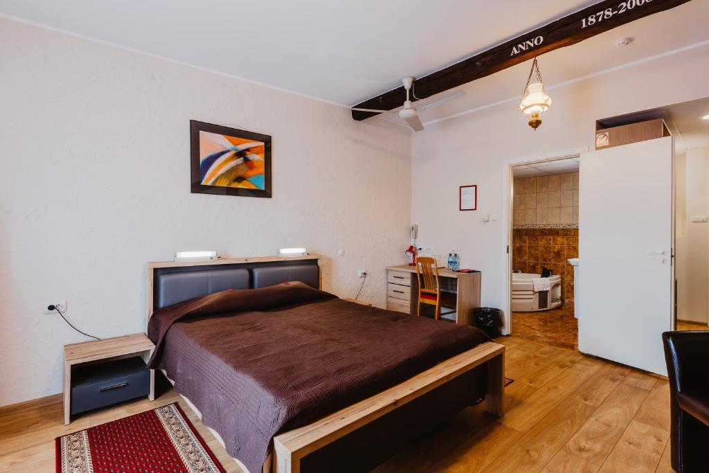 Postel nebo postele na pokoji v ubytování Aleksandri Hotel