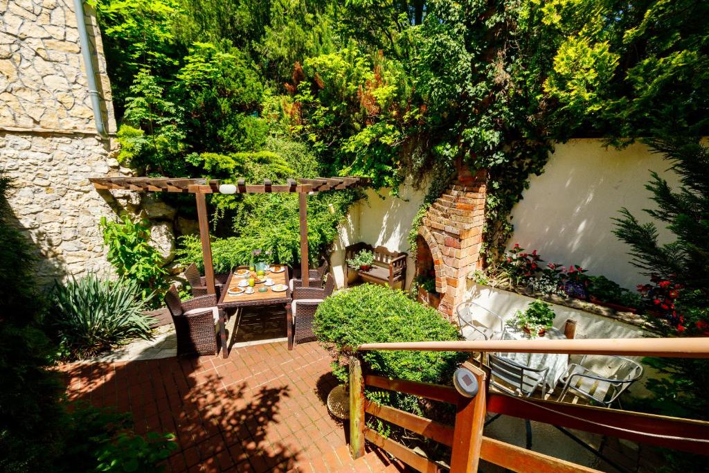 Vonkajšia záhrada v ubytovaní Villa Muzsa Deluxe