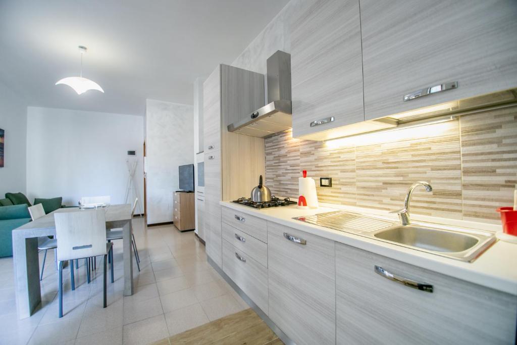 Η κουζίνα ή μικρή κουζίνα στο Koala Holiday Apartment