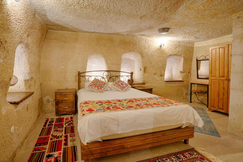 A bed or beds in a room at Tulip Cave Suites