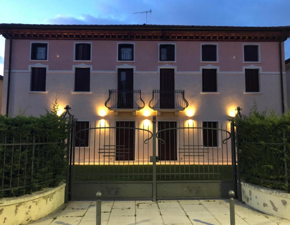 Villa Giotto Luxury Suite & Apartments في ميستر: مبنى امامه بوابة