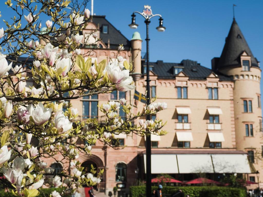 a magnolia tree in front of a castle at Grand Hotel Lund in Lund