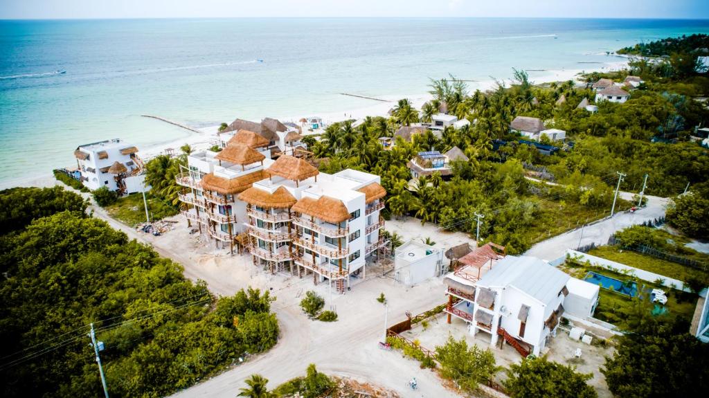 una vista aérea de un complejo en la playa en PENINSULA STAYS 3BR House Tiburón Ballena BEST in HOLBOX en Holbox Island
