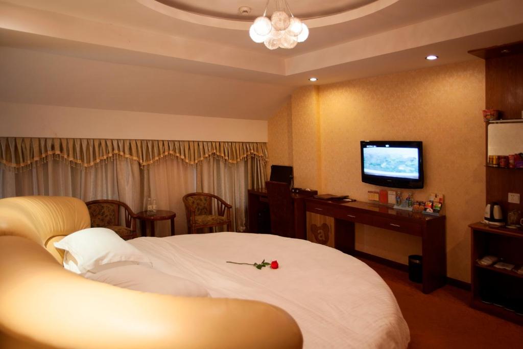 TV a/nebo společenská místnost v ubytování Yiwu Luckbear Hotel
