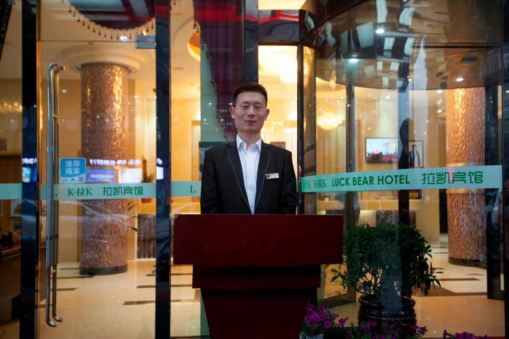 Členové personálu v ubytování Yiwu Luckbear Hotel