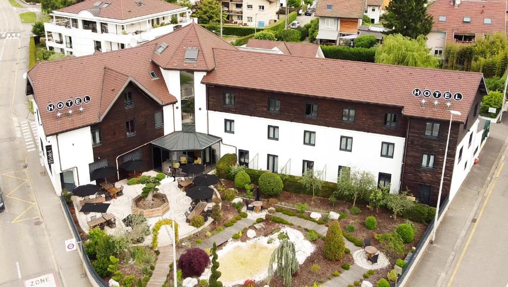 een luchtzicht op een gebouw met een tuin bij Hôtel Les Muses in Annecy