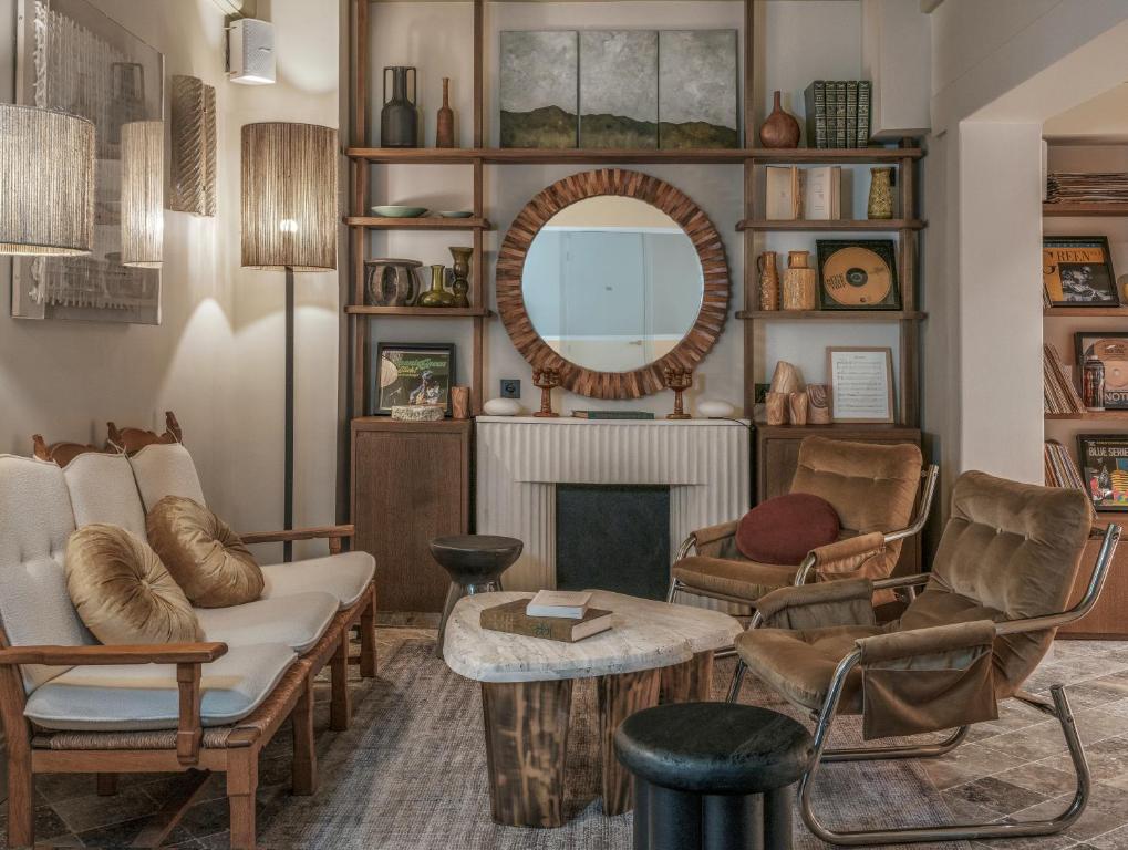 uma sala de estar cheia de mobiliário e um espelho em HOTEL SOOKIE em Paris