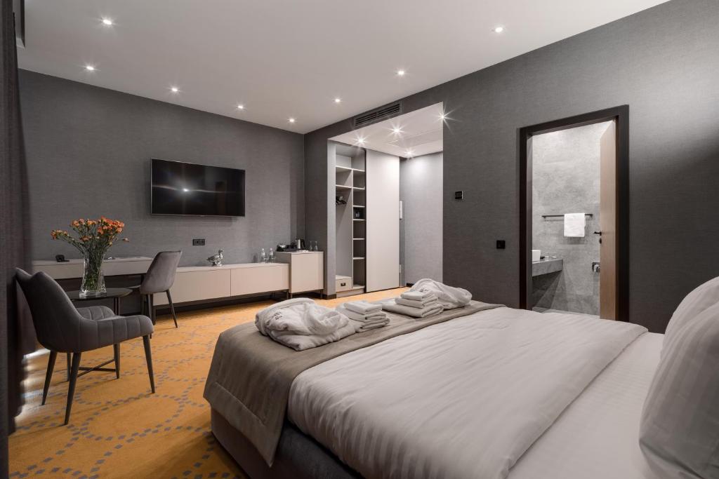 Postel nebo postele na pokoji v ubytování Hotel Raymond