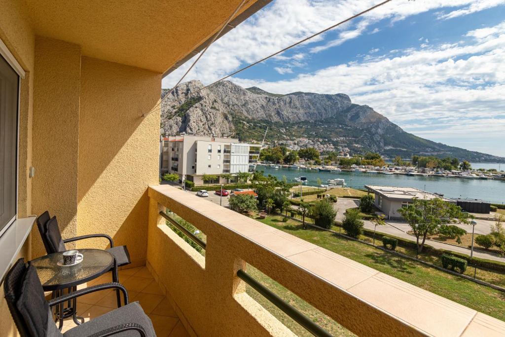einen Balkon mit Blick auf das Wasser und die Berge in der Unterkunft Apartment Edita in Omiš