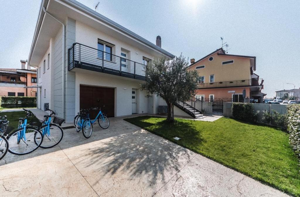 een groep fietsen geparkeerd voor een gebouw bij Home situated not far beach in Torre di Fine