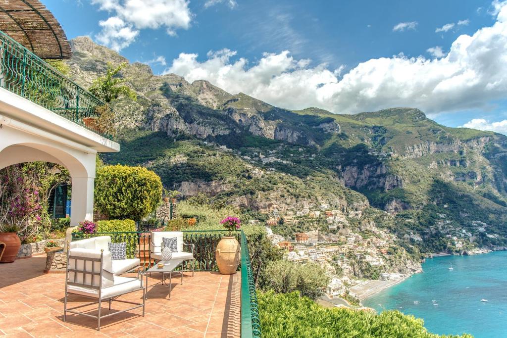 a house with a view of the amalfi coast at VILLAPOSITANO Tre Archi in Positano