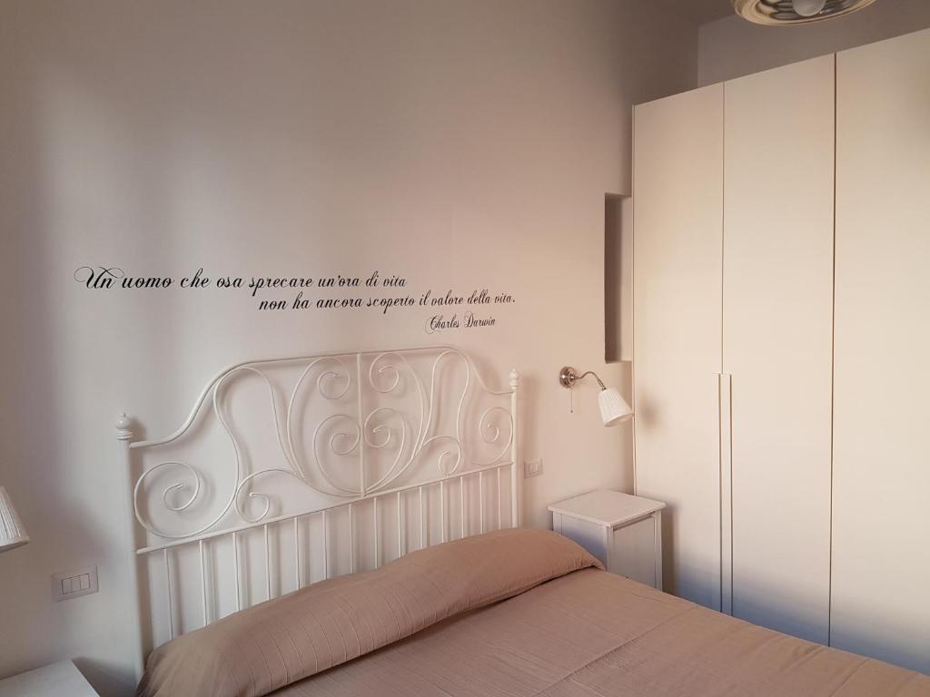 Posteľ alebo postele v izbe v ubytovaní LA CASINA DEL NONNO GINO, TRANQUILLO CON TERRAZZA ESClUSIVA