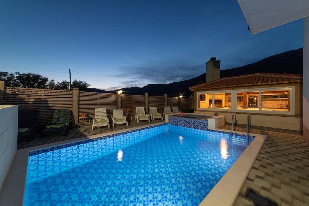 Bazén v ubytovaní Holiday Home Chester with Heated Pool alebo v jeho blízkosti