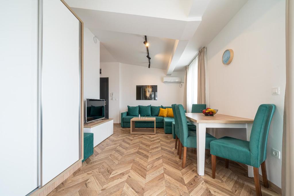 Sun and Sea Apartments - 8